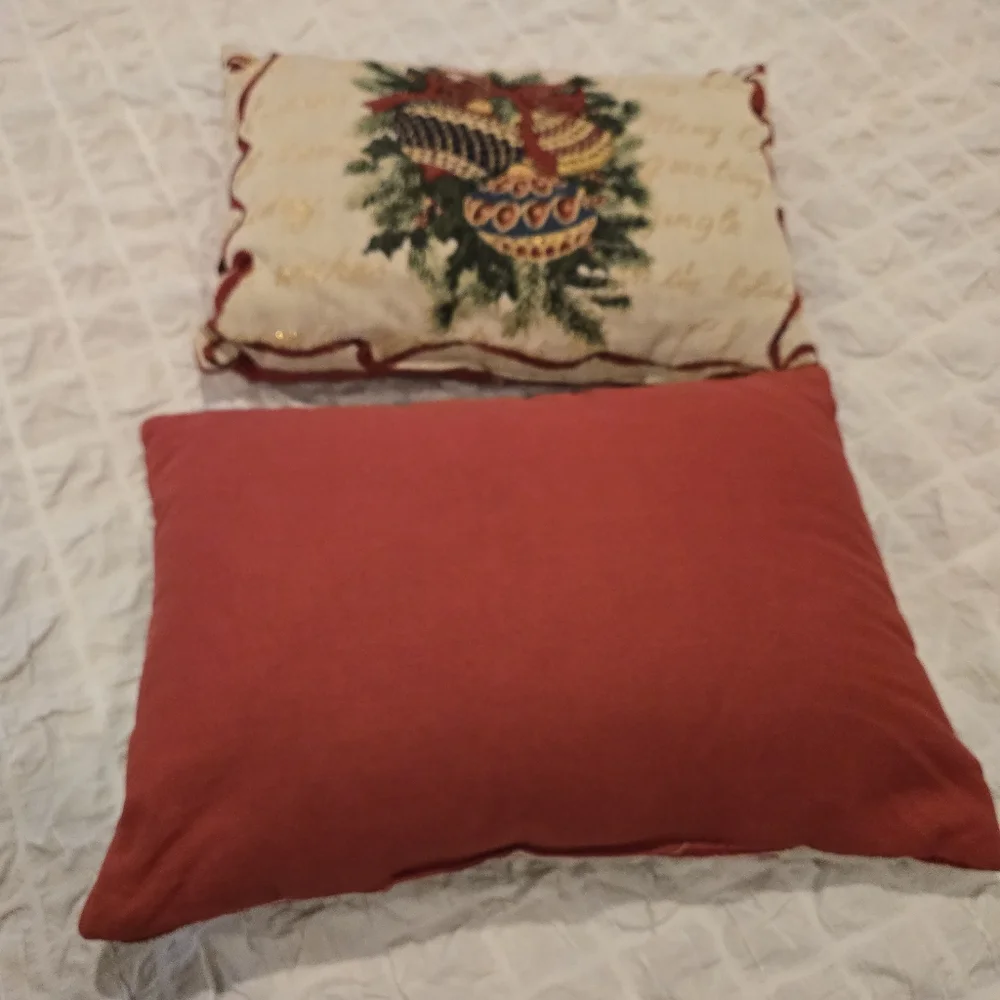 Set of 2 Holiday Accent Pillows – 12